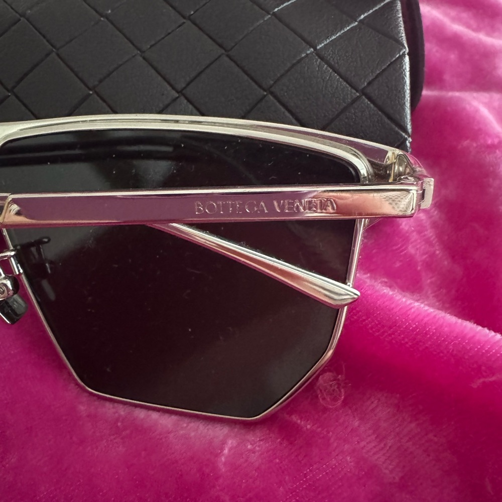 Bottega Veneta Eyewear Angular Aviator Sunglasses View 6
